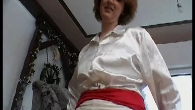 Big Ass German Milf Fists Herself To Orgasm With A Candle