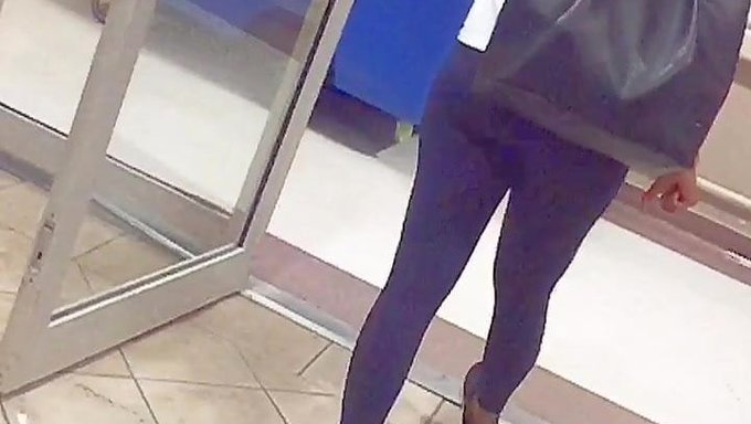 Black And White: A Cute Ebony Girl In Leggings