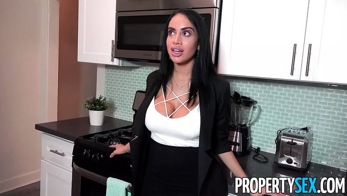 Big Cocked Real Estate Agent Sells House In This Hardcore Video